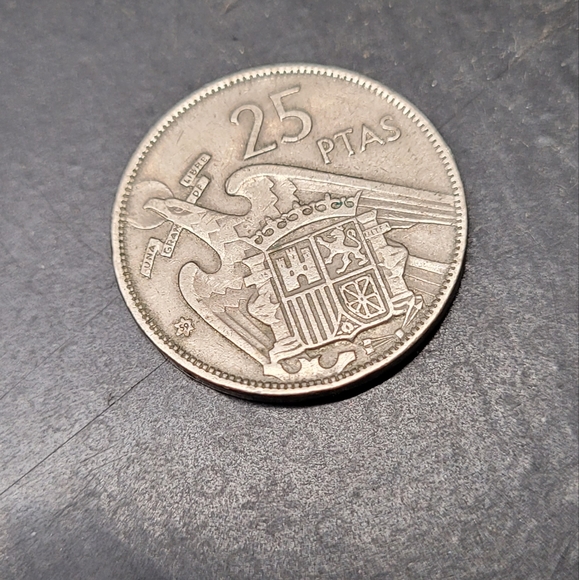 Lot of seven collectable coins - Picture 3 of 3